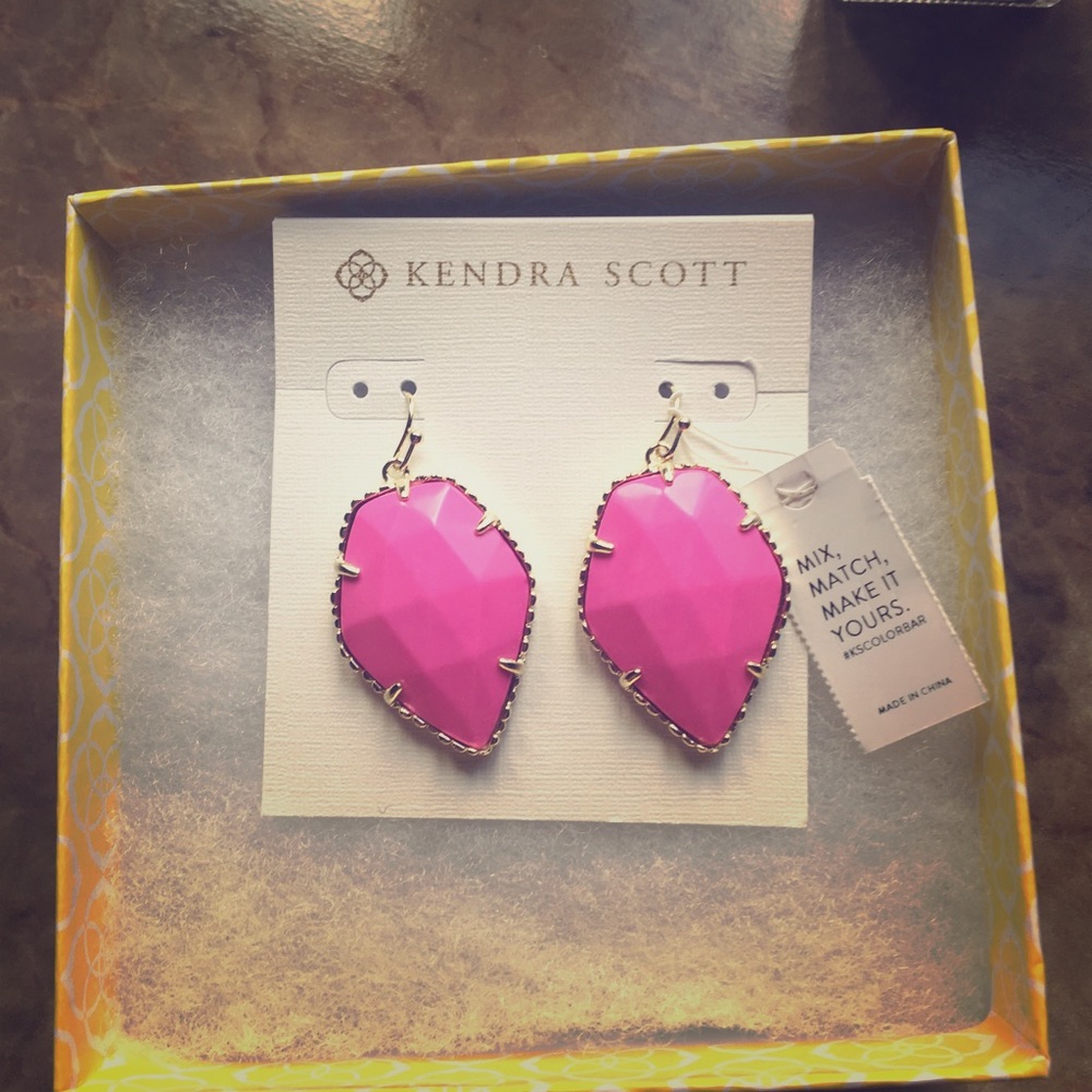 NWT Kendra Scott Magenta Corley